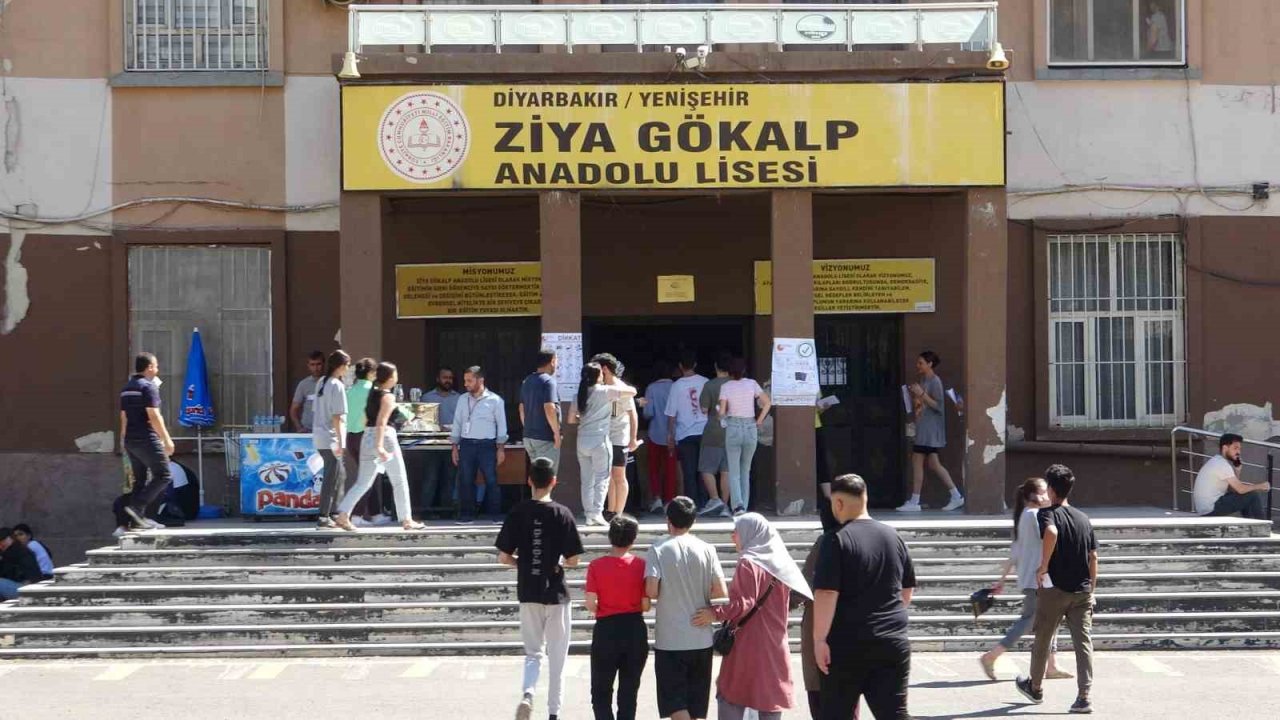 Öğrenciler sınavda, aileler dışarıda AYT heyecanı yaşıyor