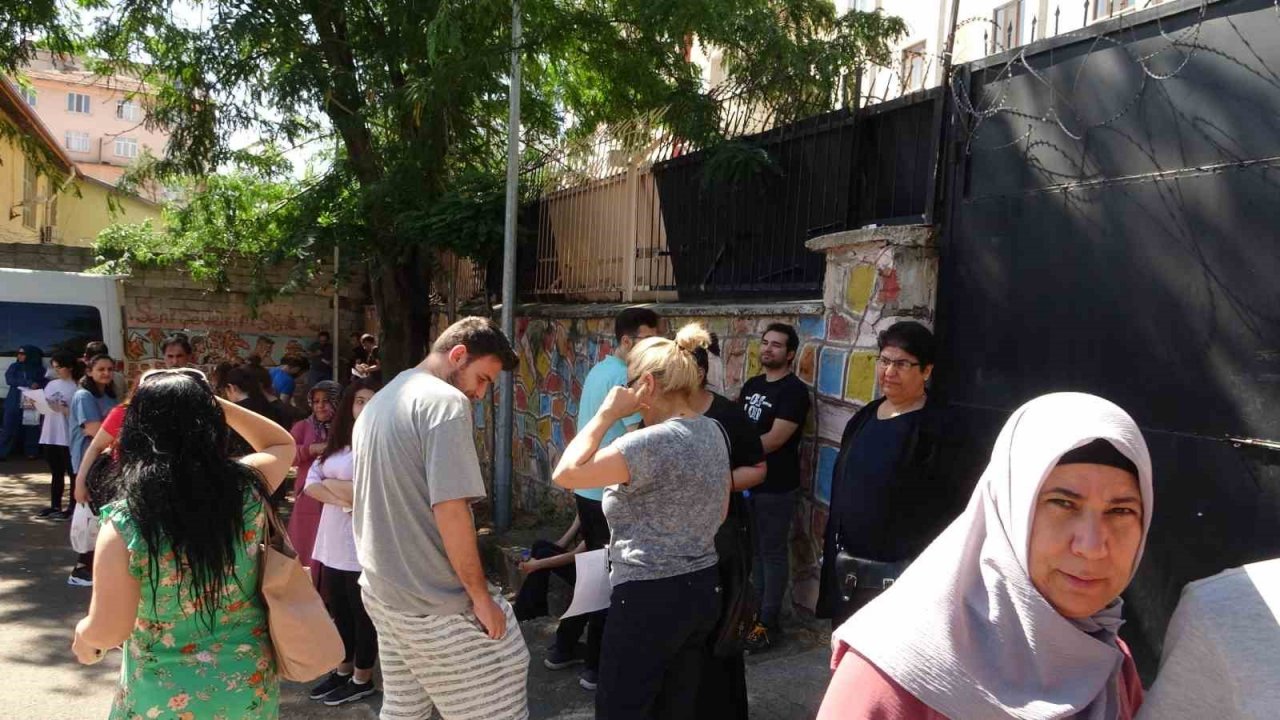 Öğrenciler sınavda, aileler dışarıda AYT heyecanı yaşıyor