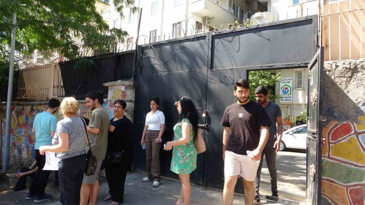 Öğrenciler sınavda, aileler dışarıda AYT heyecanı yaşıyor