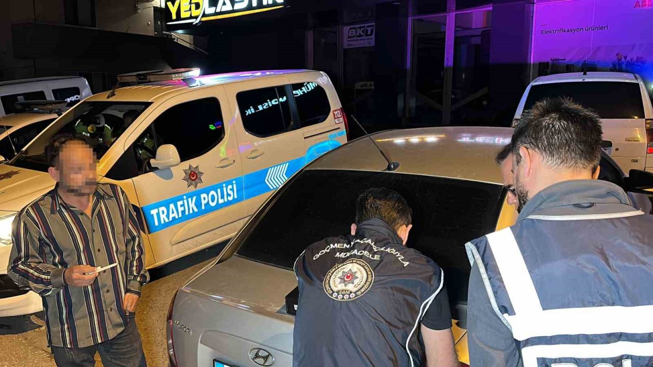 Trafik ekiplerinin dikkatinden kaçmadı, 5 kaçak göçmen yakalandı