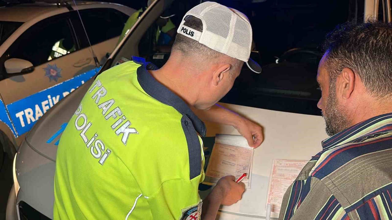 Trafik ekiplerinin dikkatinden kaçmadı, 5 kaçak göçmen yakalandı