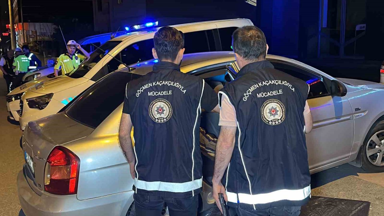 Trafik ekiplerinin dikkatinden kaçmadı, 5 kaçak göçmen yakalandı