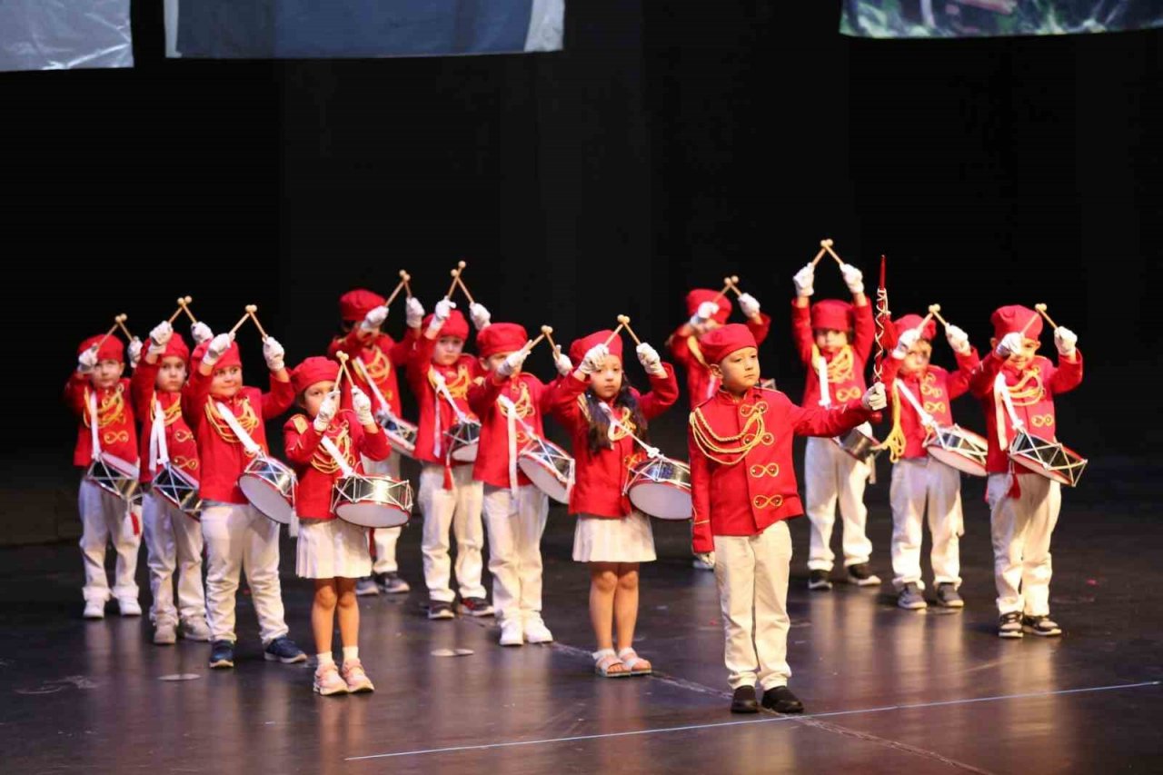 Efeler’in minikleri mezuniyetlerini kutladı