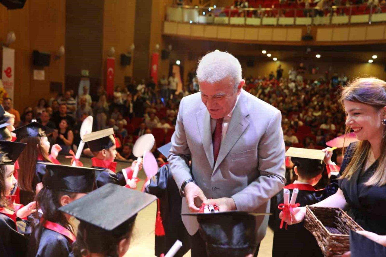 Efeler’in minikleri mezuniyetlerini kutladı