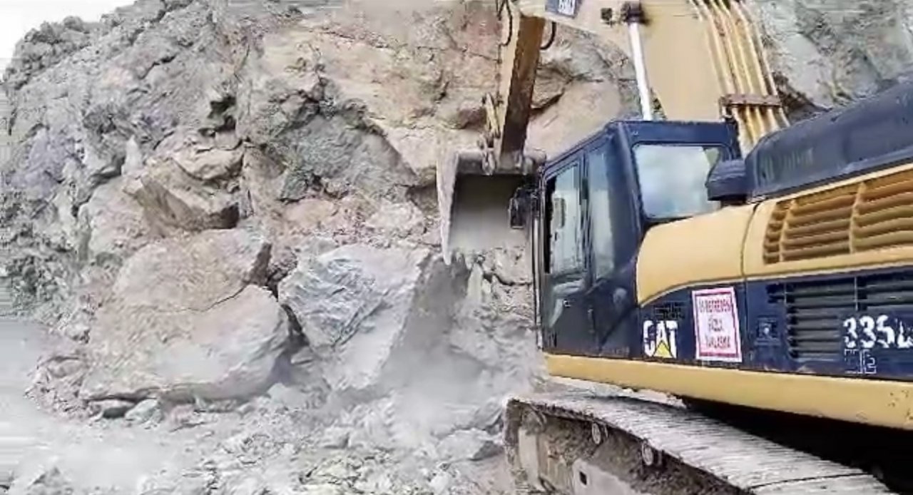 Yola düşen dev kayalar temizlendi