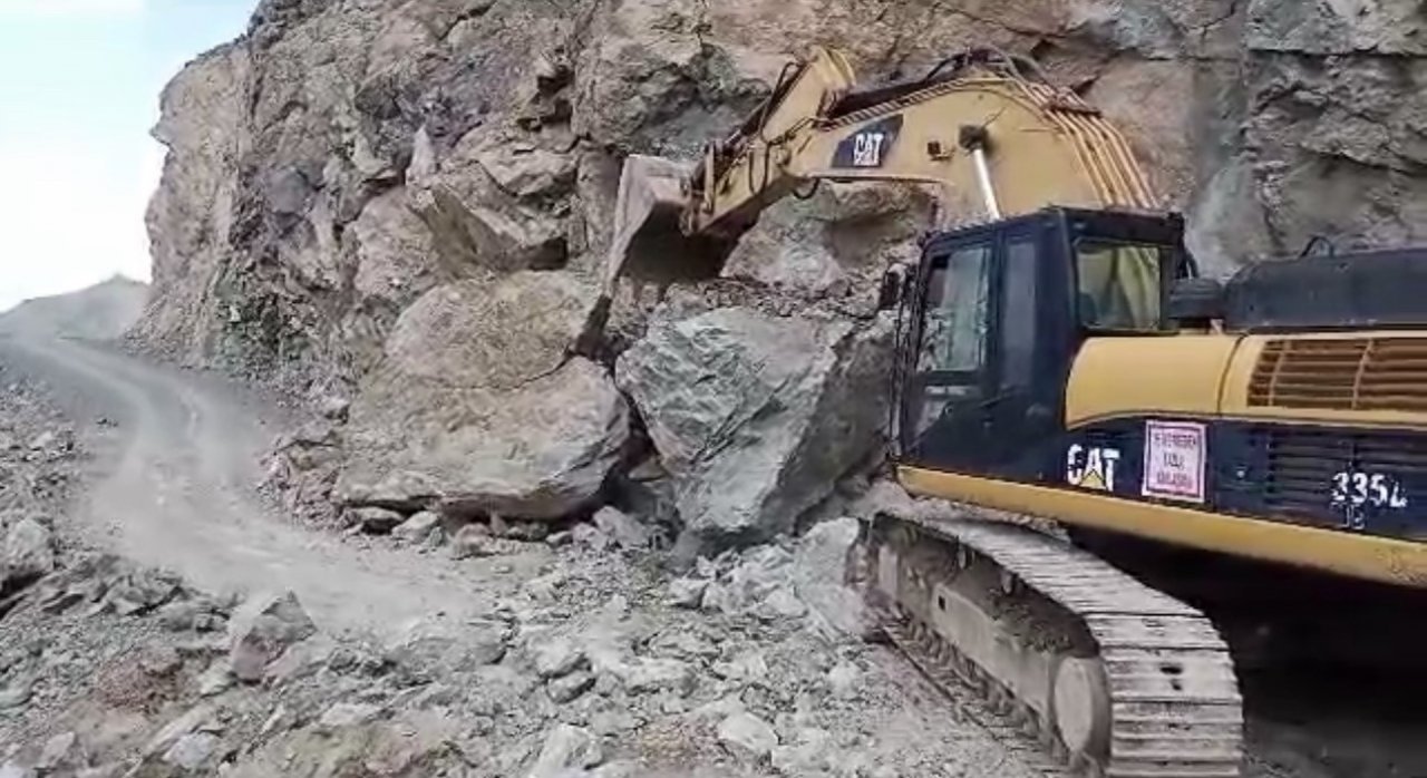 Yola düşen dev kayalar temizlendi