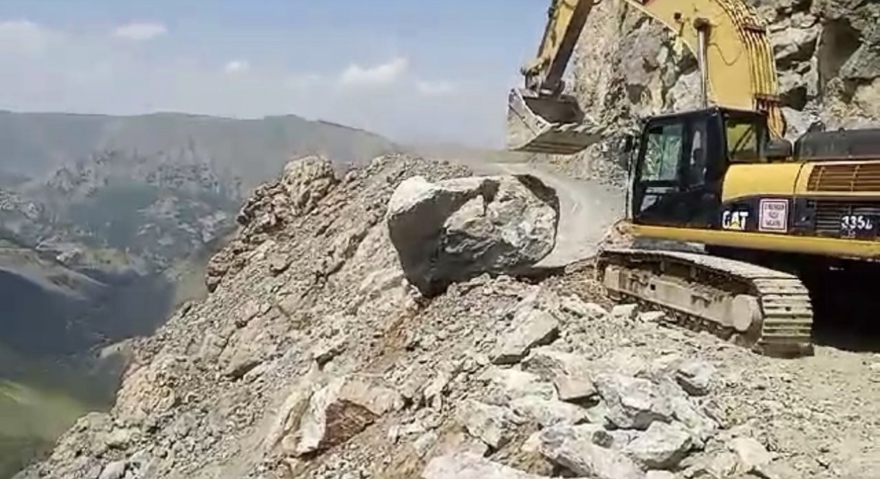 Yola düşen dev kayalar temizlendi