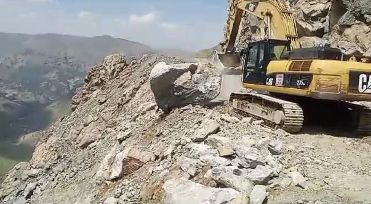 Yola düşen dev kayalar temizlendi