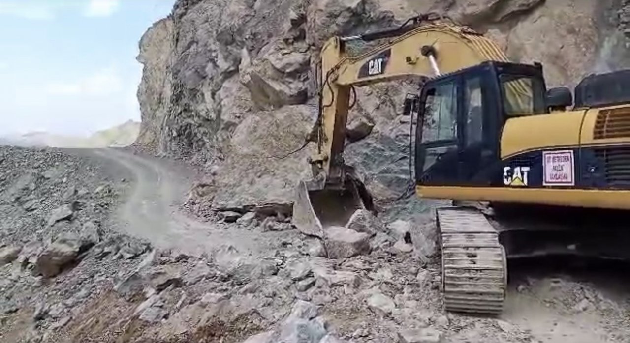 Yola düşen dev kayalar temizlendi