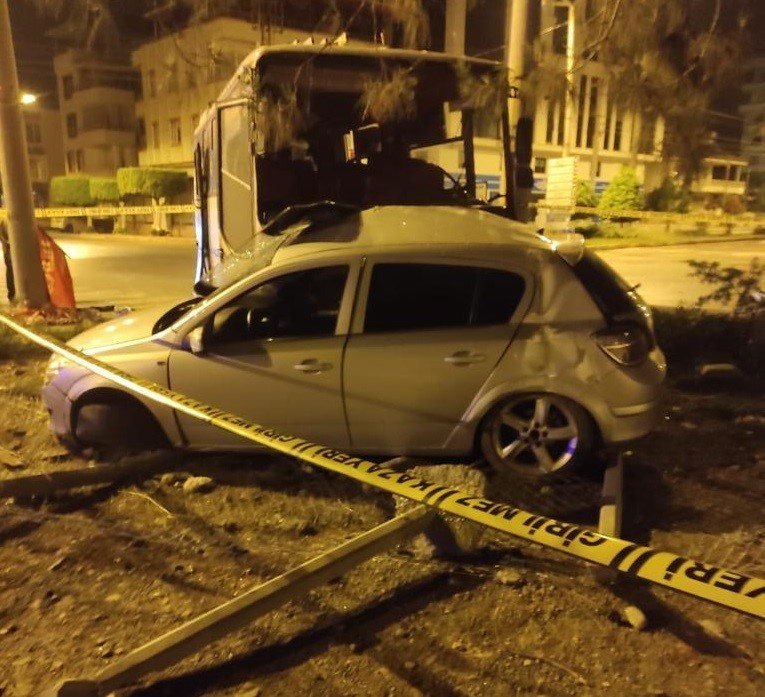 Hatay’da işçi servisi ile otomobil çarpıştı: 1 ölü, 25 yaralı