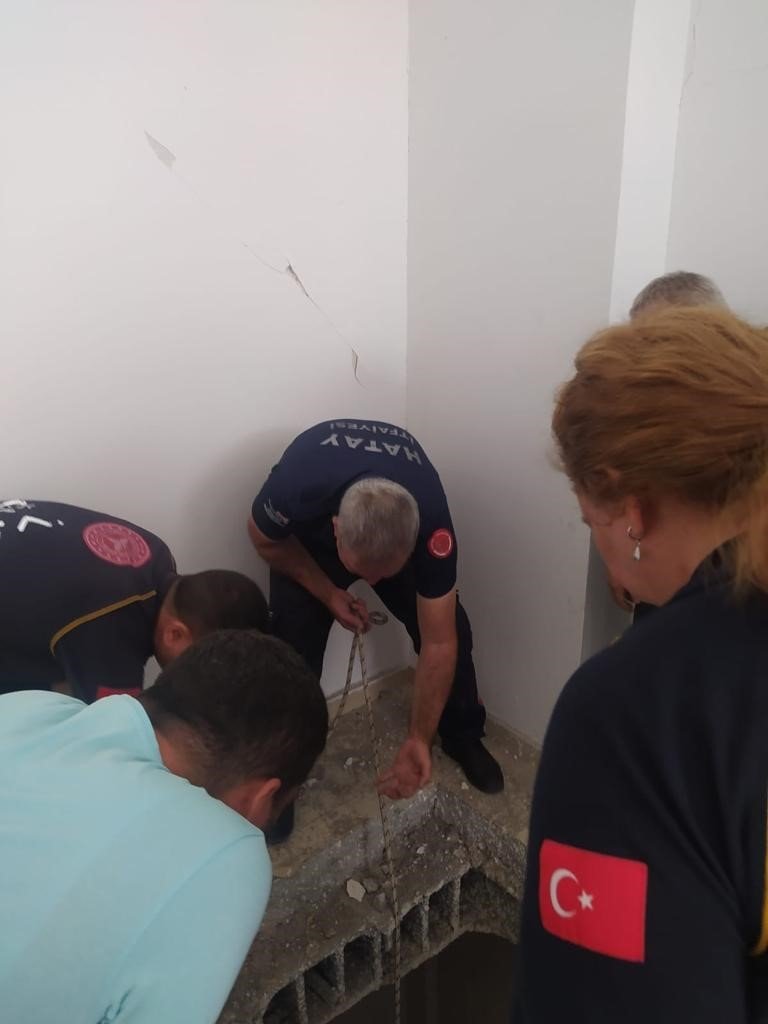 Apartman boşluğuna düşen şahıs yaralandı