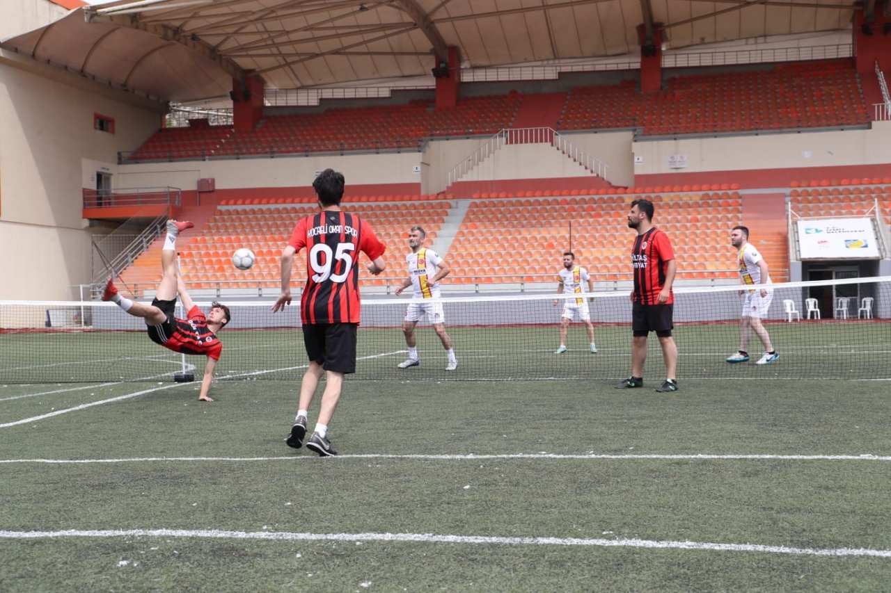 Kurtuluş Kupası Ayak Tenisi Turnuvası kıran kırana geçti