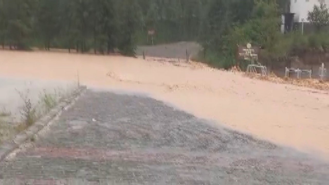 Andırın’da sağanak sele neden oldu