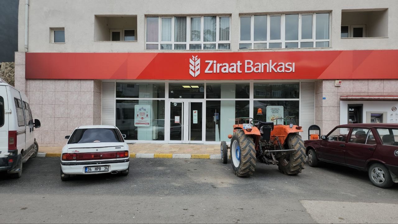 Karabük’te kamu bankası kurşunlandı