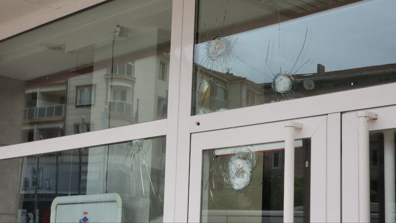 Karabük’te kamu bankası kurşunlandı