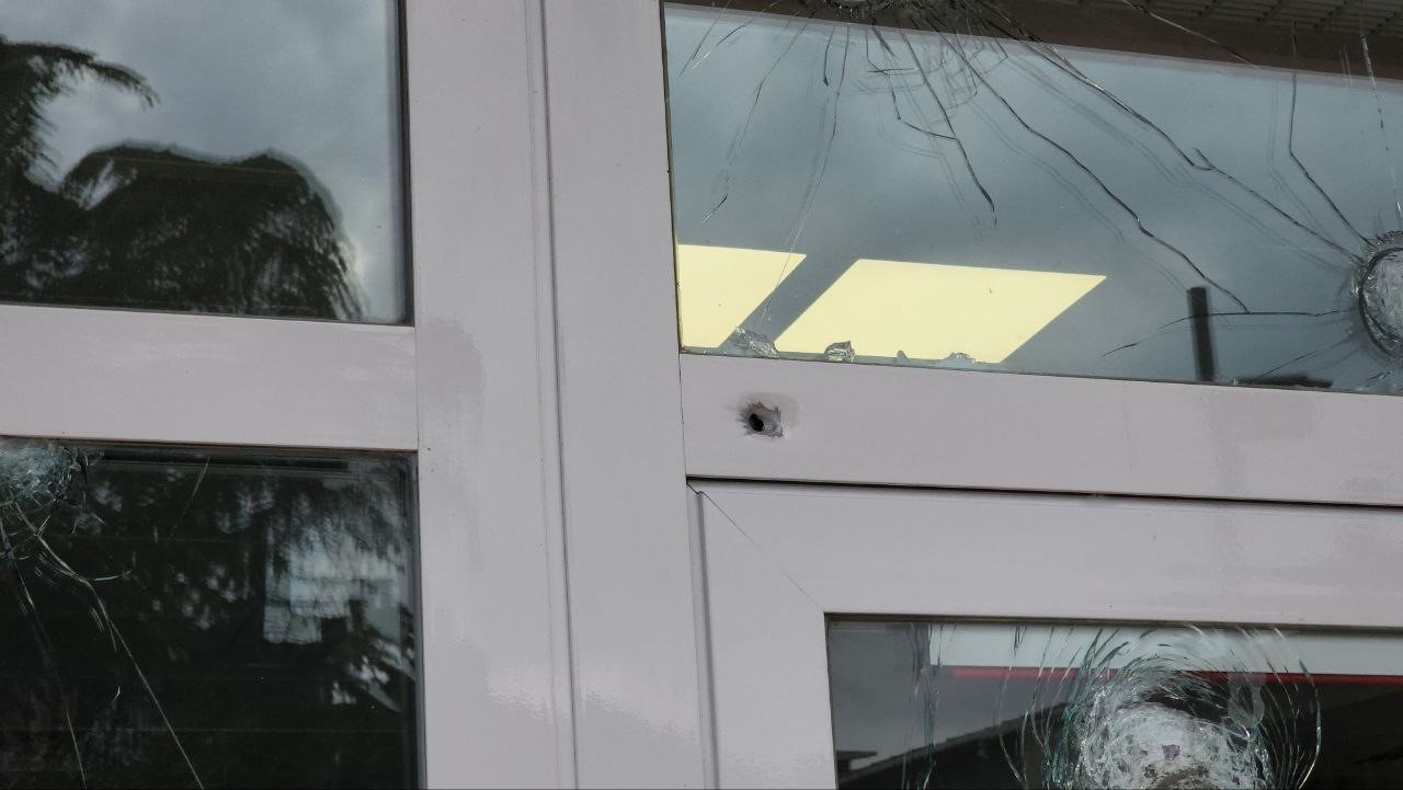 Karabük’te kamu bankası kurşunlandı