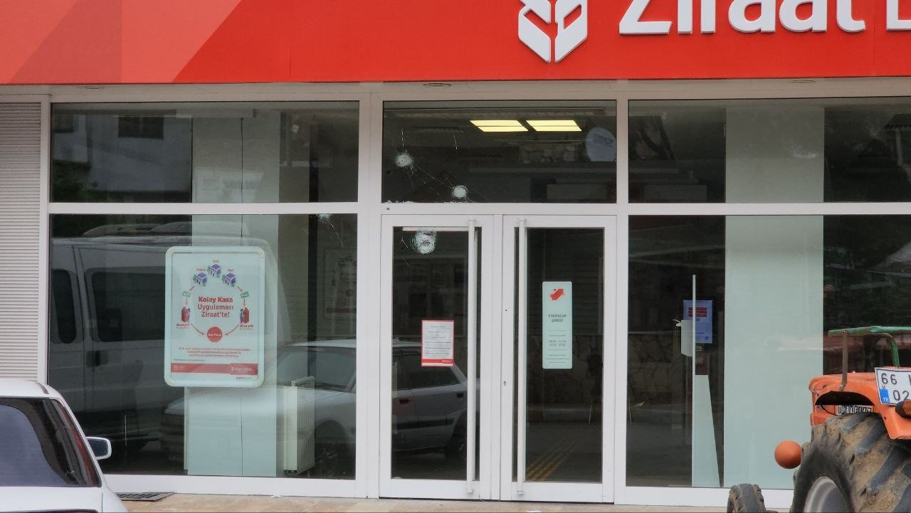 Karabük’te kamu bankası kurşunlandı