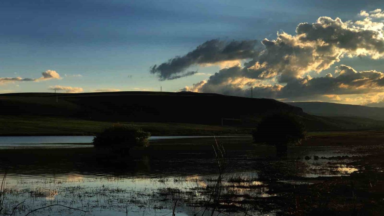 Kars’ta gün batımı kartpostallık görüntüler oluşturdu