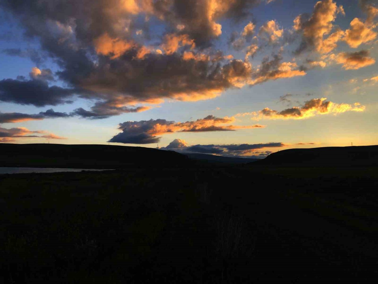 Kars’ta gün batımı kartpostallık görüntüler oluşturdu
