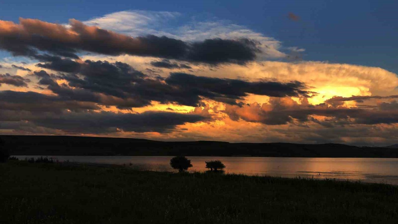 Kars’ta gün batımı kartpostallık görüntüler oluşturdu