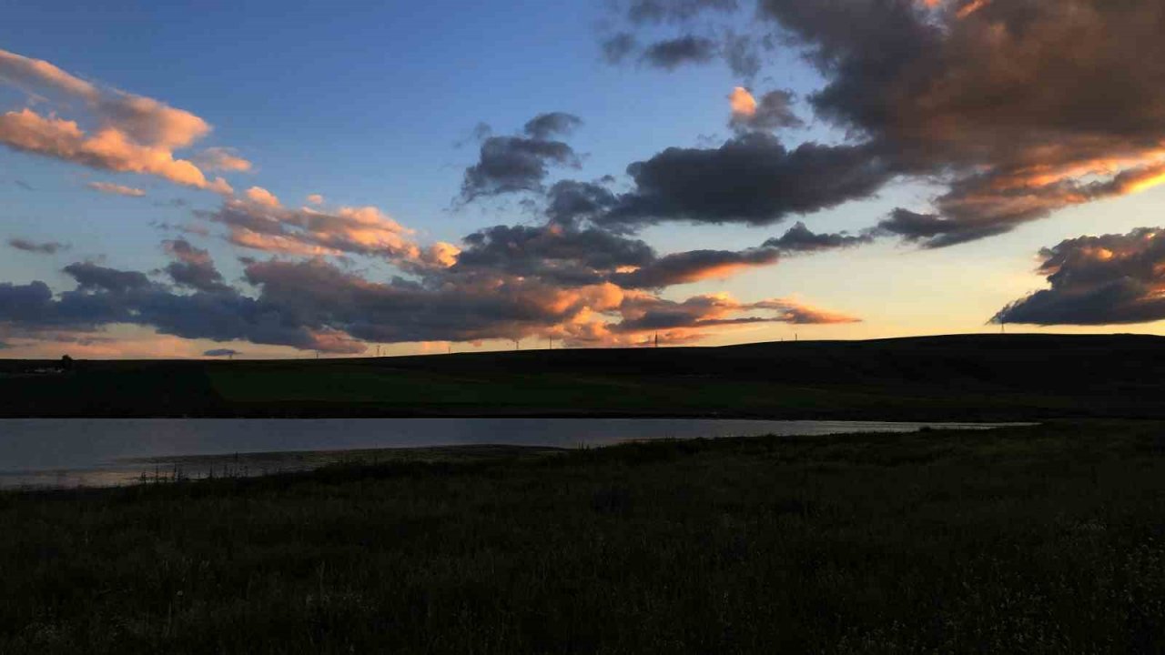 Kars’ta gün batımı kartpostallık görüntüler oluşturdu