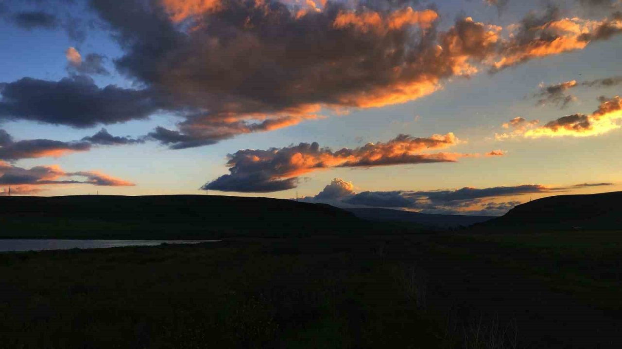 Kars’ta gün batımı kartpostallık görüntüler oluşturdu