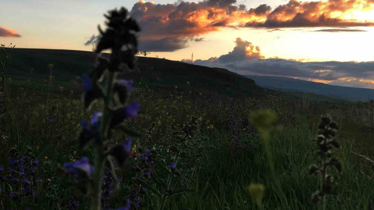 Kars’ta gün batımı kartpostallık görüntüler oluşturdu