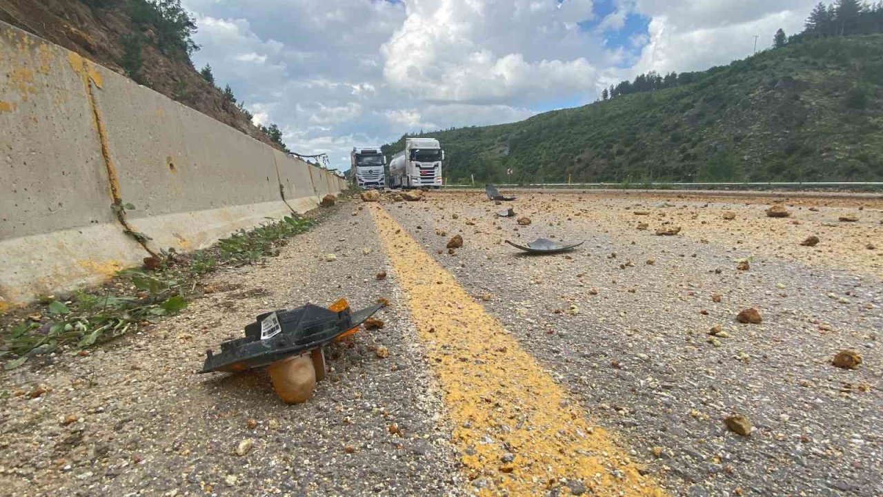 Yolda kayaya çarpan tır pert oldu, sürücünün burnu bile kanamadı