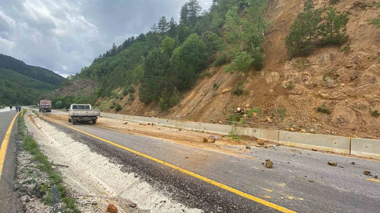 Yolda kayaya çarpan tır pert oldu, sürücünün burnu bile kanamadı