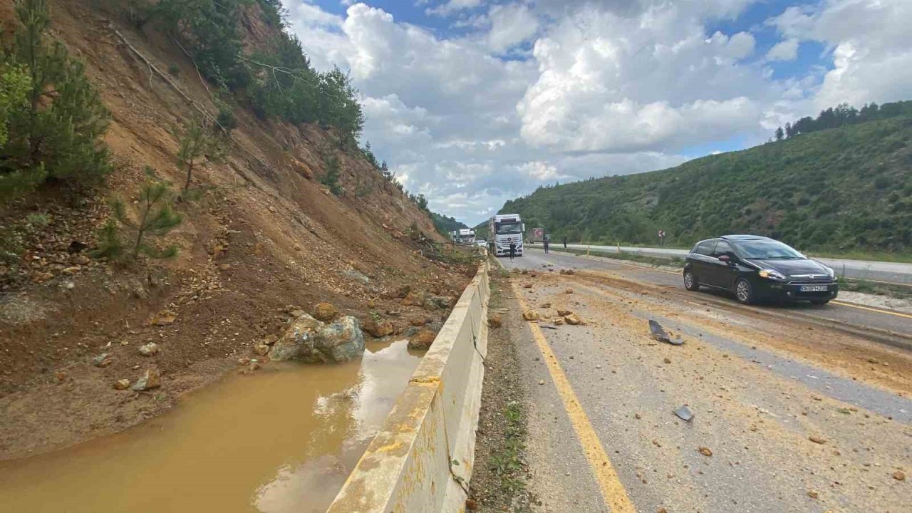 Yolda kayaya çarpan tır pert oldu, sürücünün burnu bile kanamadı