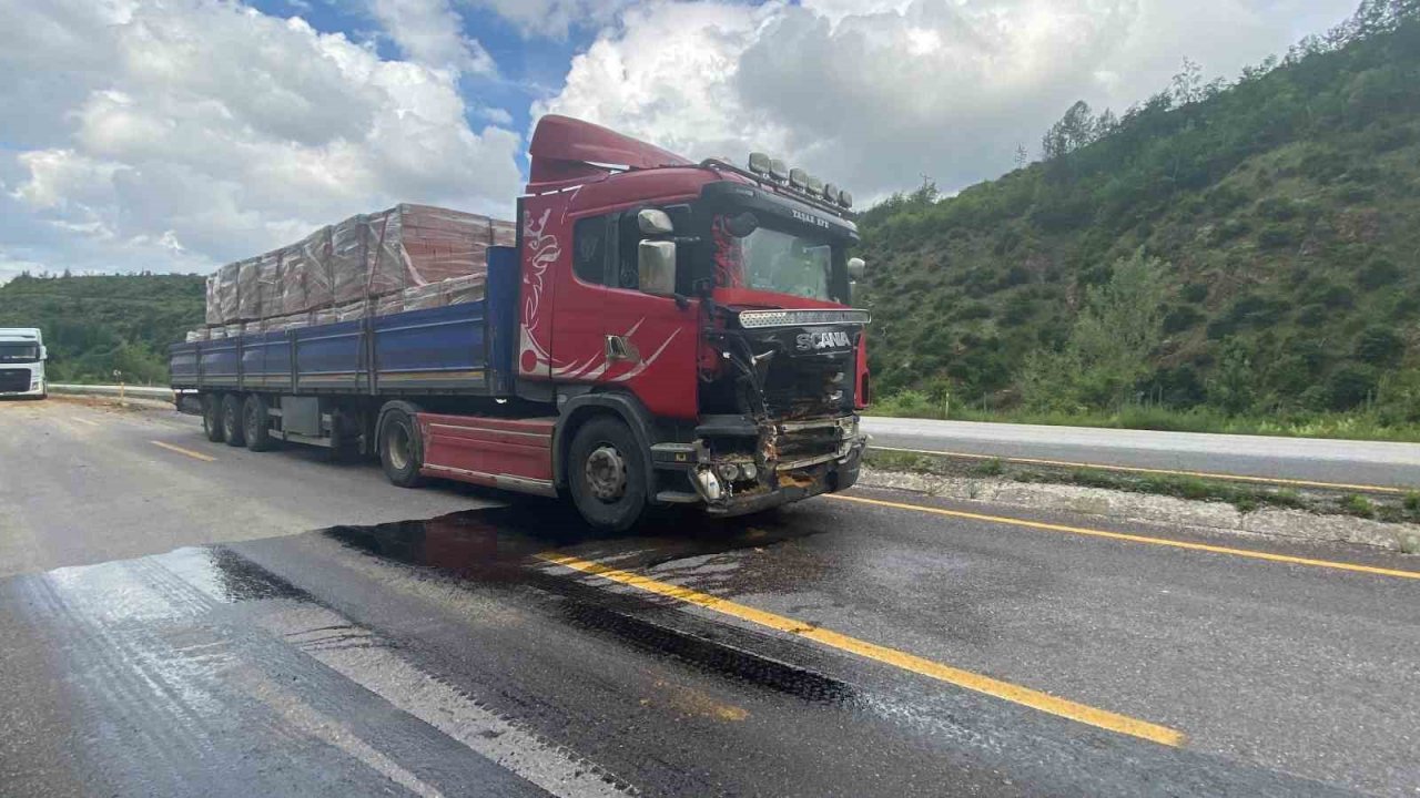 Yolda kayaya çarpan tır pert oldu, sürücünün burnu bile kanamadı