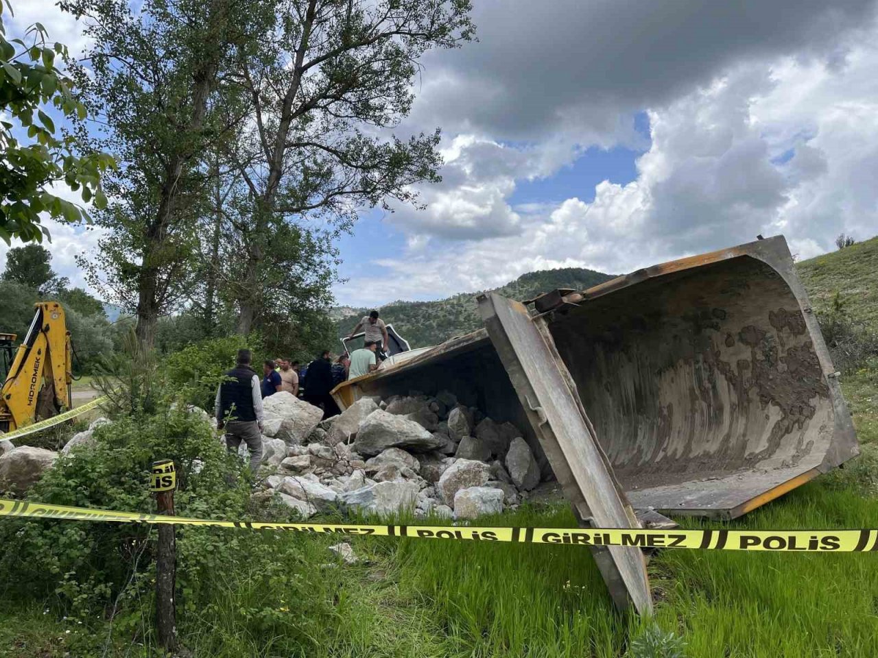 Freni boşalan hafriyat kamyonu şarampole devrildi, sıkışan sürücü 1 saatte kurtarıldı