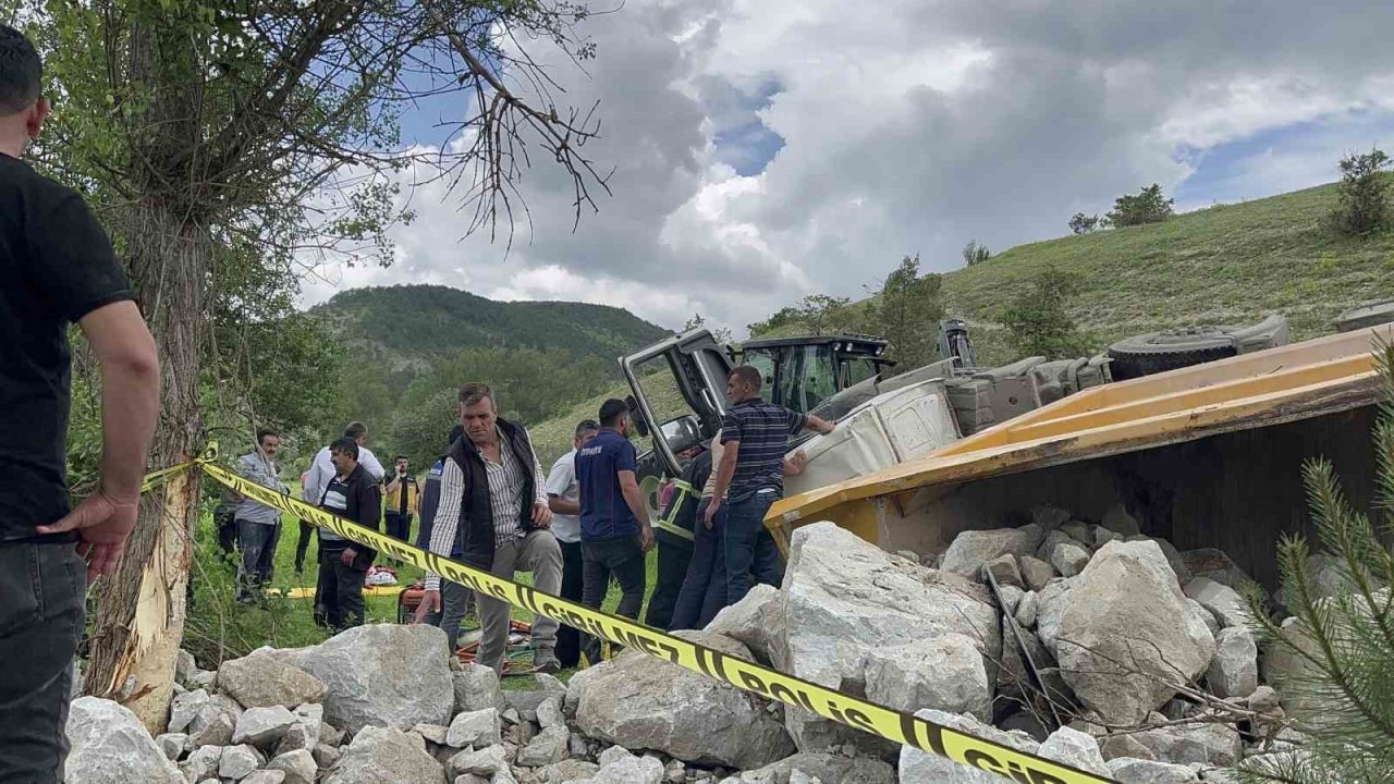 Freni boşalan hafriyat kamyonu şarampole devrildi, sıkışan sürücü 1 saatte kurtarıldı