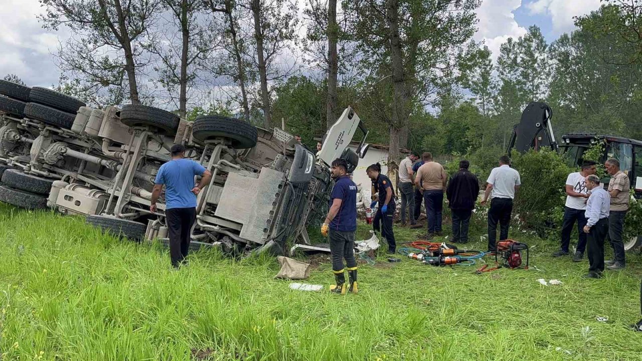 Freni boşalan hafriyat kamyonu şarampole devrildi, sıkışan sürücü 1 saatte kurtarıldı
