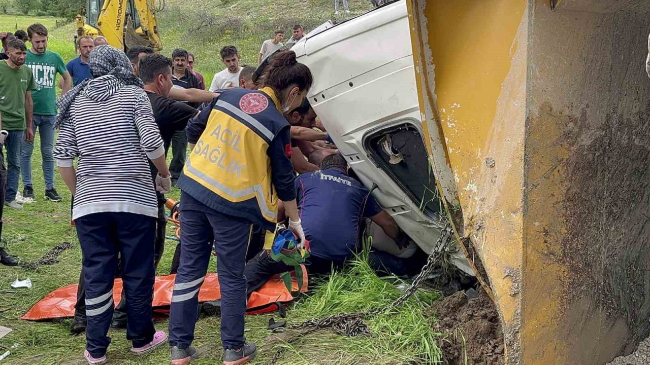 Freni boşalan hafriyat kamyonu şarampole devrildi, sıkışan sürücü 1 saatte kurtarıldı