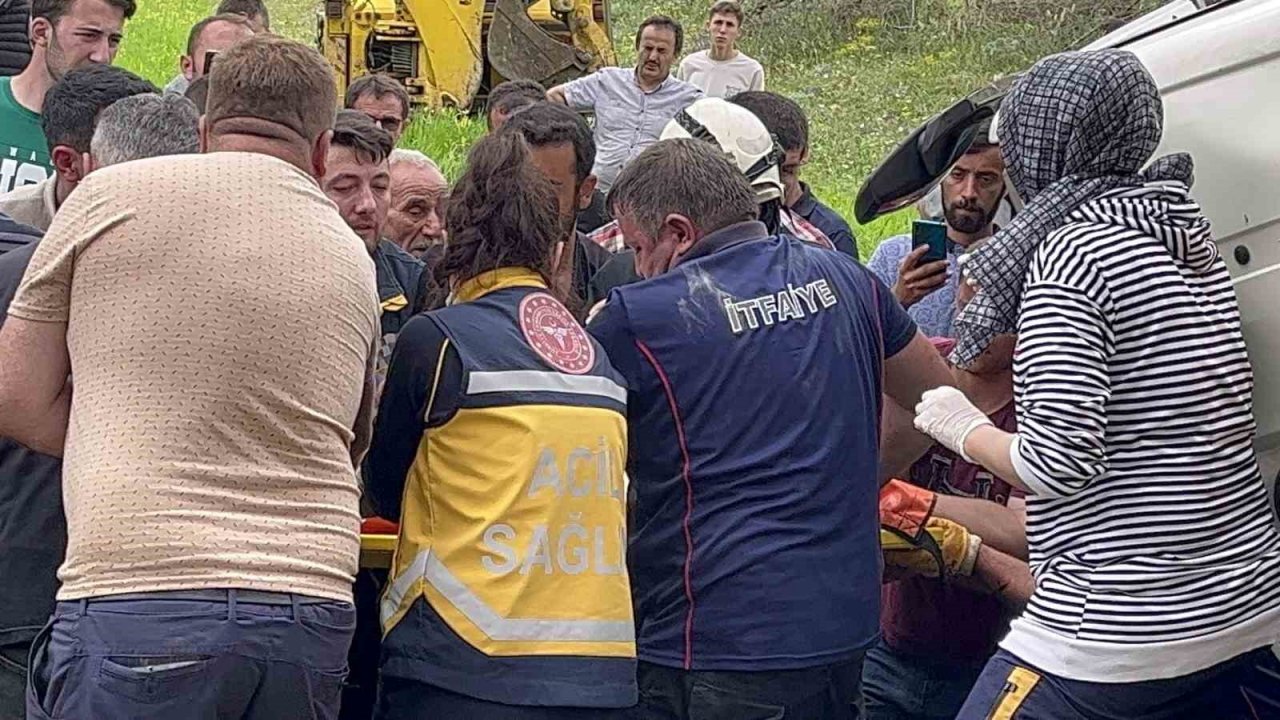 Freni boşalan hafriyat kamyonu şarampole devrildi, sıkışan sürücü 1 saatte kurtarıldı