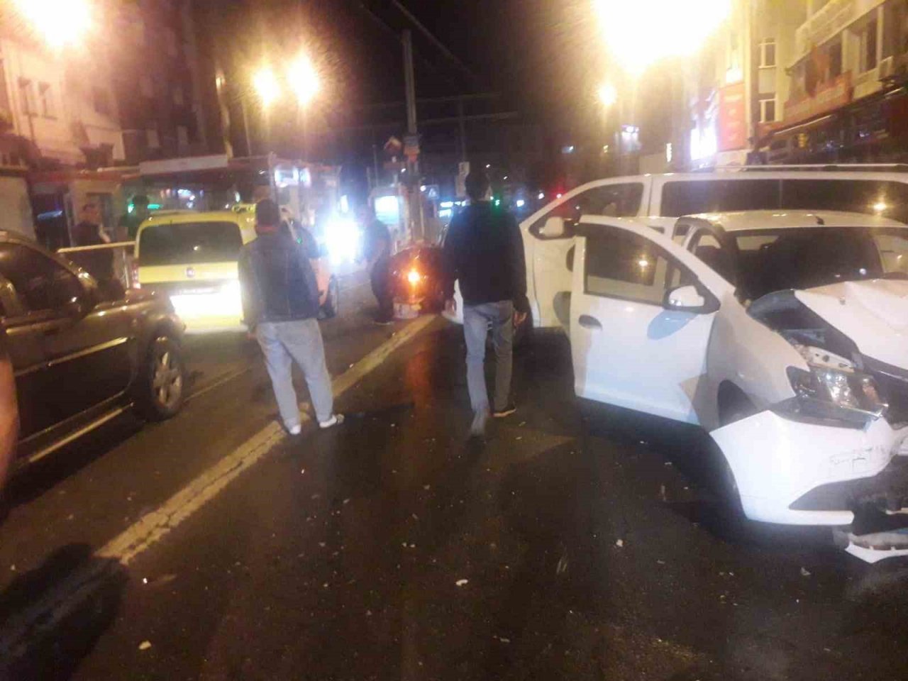 3 Araç Birbirine Girdi: 2 Yaralı