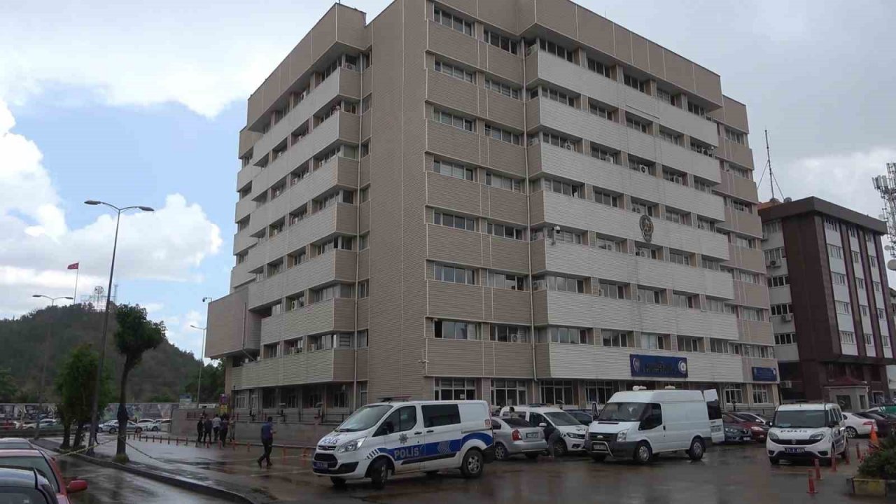 Kırıkkale’de ’bomba’ paniği: Emniyetin yanına bırakılan şüpheli çanta fünye ile patlatıldı