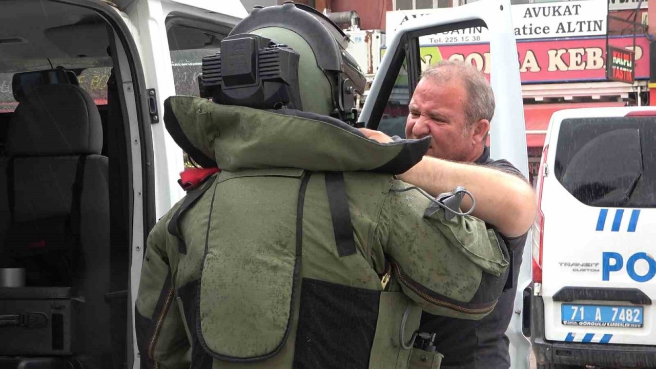 Kırıkkale’de ’bomba’ paniği: Emniyetin yanına bırakılan şüpheli çanta fünye ile patlatıldı