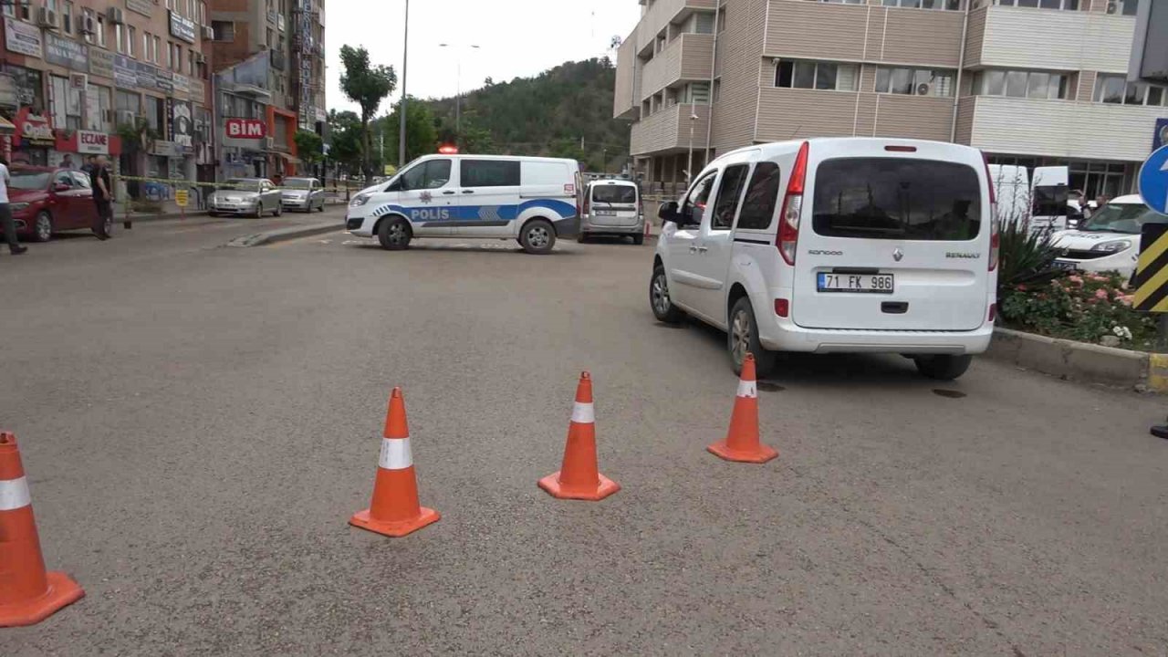 Kırıkkale’de ’bomba’ paniği: Emniyetin yanına bırakılan şüpheli çanta fünye ile patlatıldı