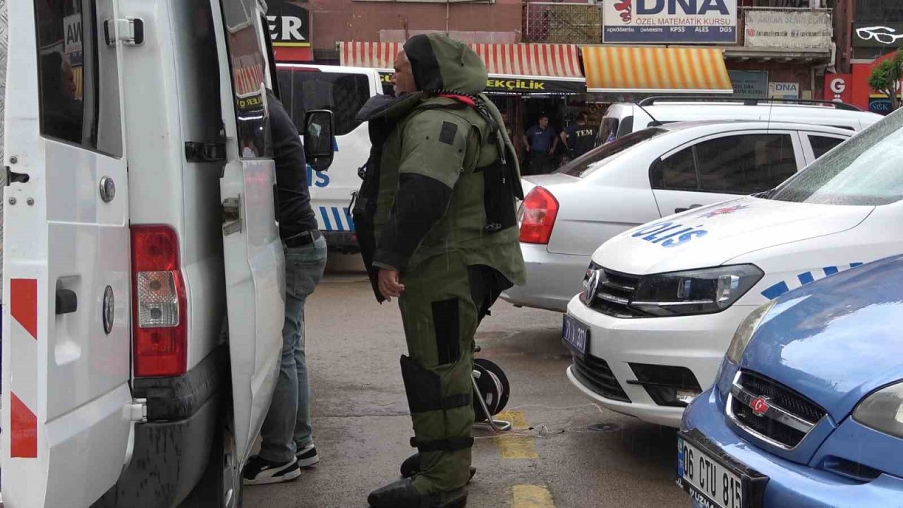 Kırıkkale’de ’bomba’ paniği: Emniyetin yanına bırakılan şüpheli çanta fünye ile patlatıldı