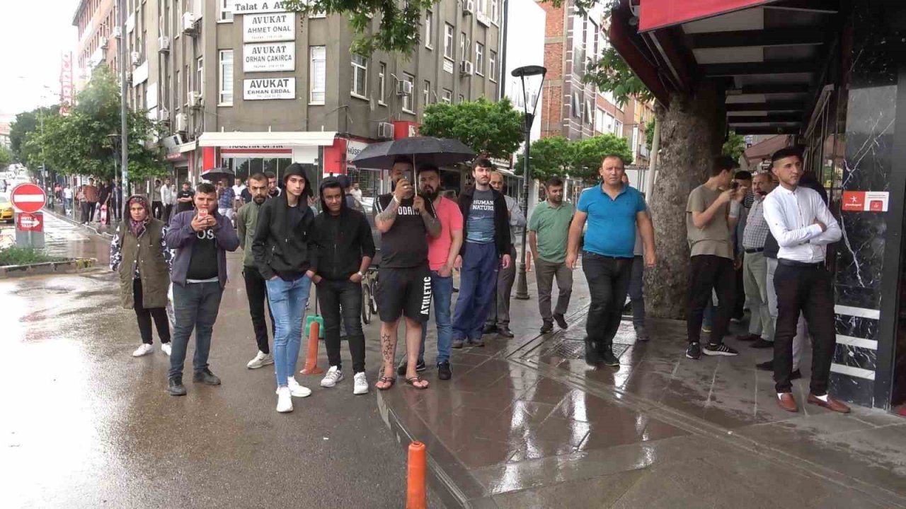 Kırıkkale’de ’bomba’ paniği: Emniyetin yanına bırakılan şüpheli çanta fünye ile patlatıldı