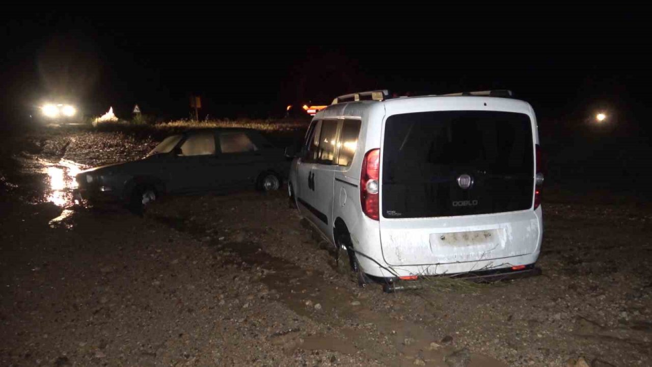 Kırıkkale’de iki araç sele kapıldı: Mahsur kalan 4 kişi kurtarıldı