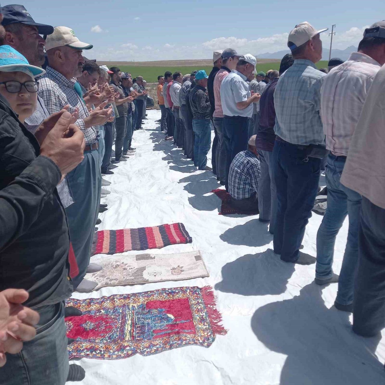 Çiftçiler tarlalarda şükür duası yaptı