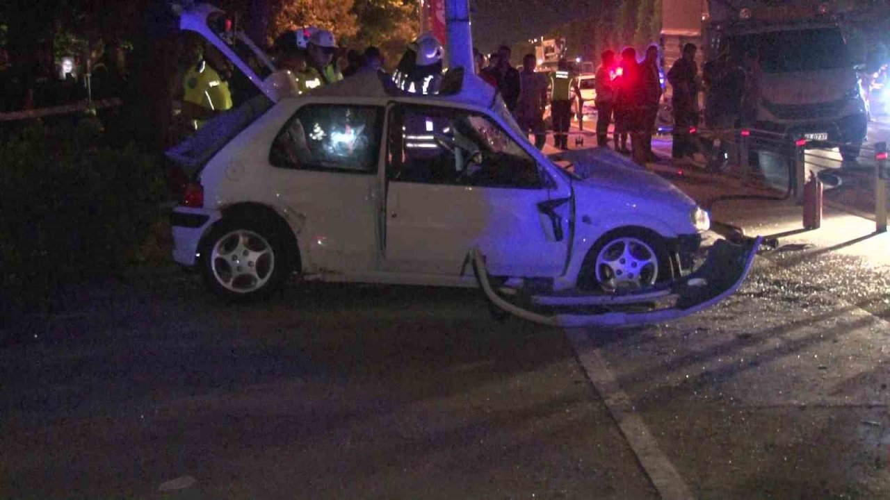 Maltepe’de otomobil reklam direğine çarptı: 2 yaralı