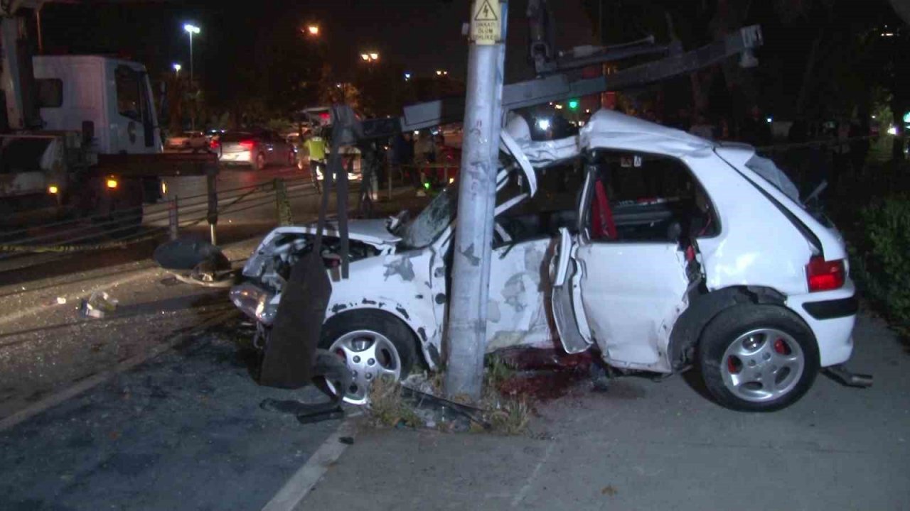 Maltepe’de otomobil reklam direğine çarptı: 2 yaralı