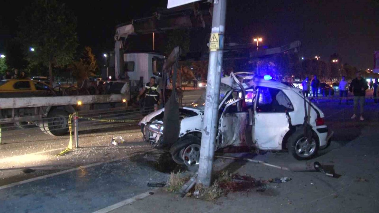 Maltepe’de otomobil reklam direğine çarptı: 2 yaralı