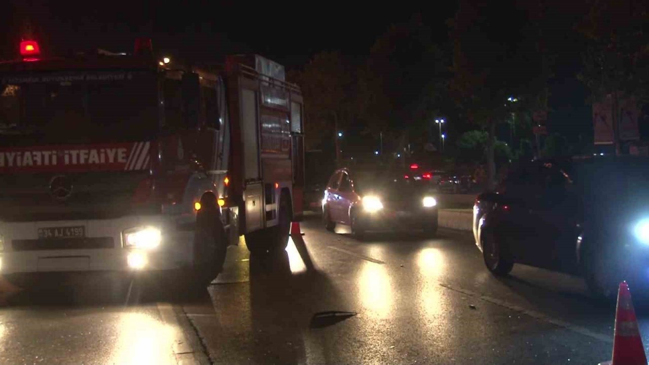 Maltepe’de otomobil reklam direğine çarptı: 2 yaralı