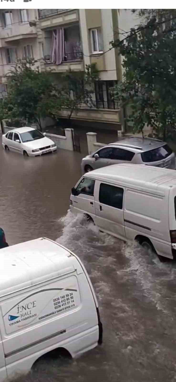 Akhisar’da sağanak: Sokaklar göle döndü, birçok bina ve işyerini su bastı