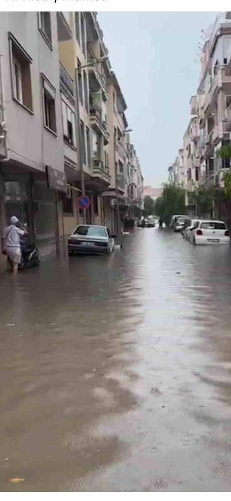 Akhisar’da sağanak: Sokaklar göle döndü, birçok bina ve işyerini su bastı